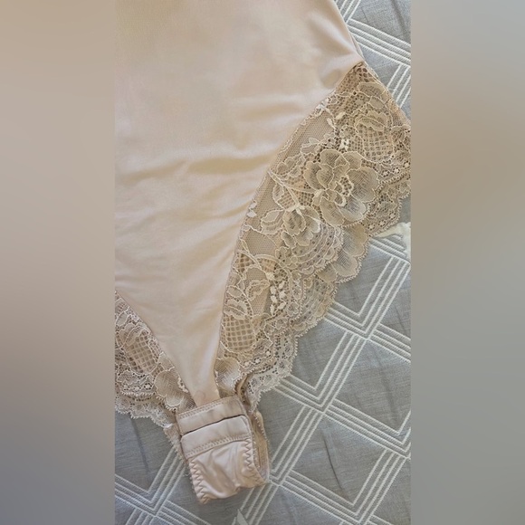 Elegant Cream Lace Bodysuit Size 38B - Picture 3 of 5